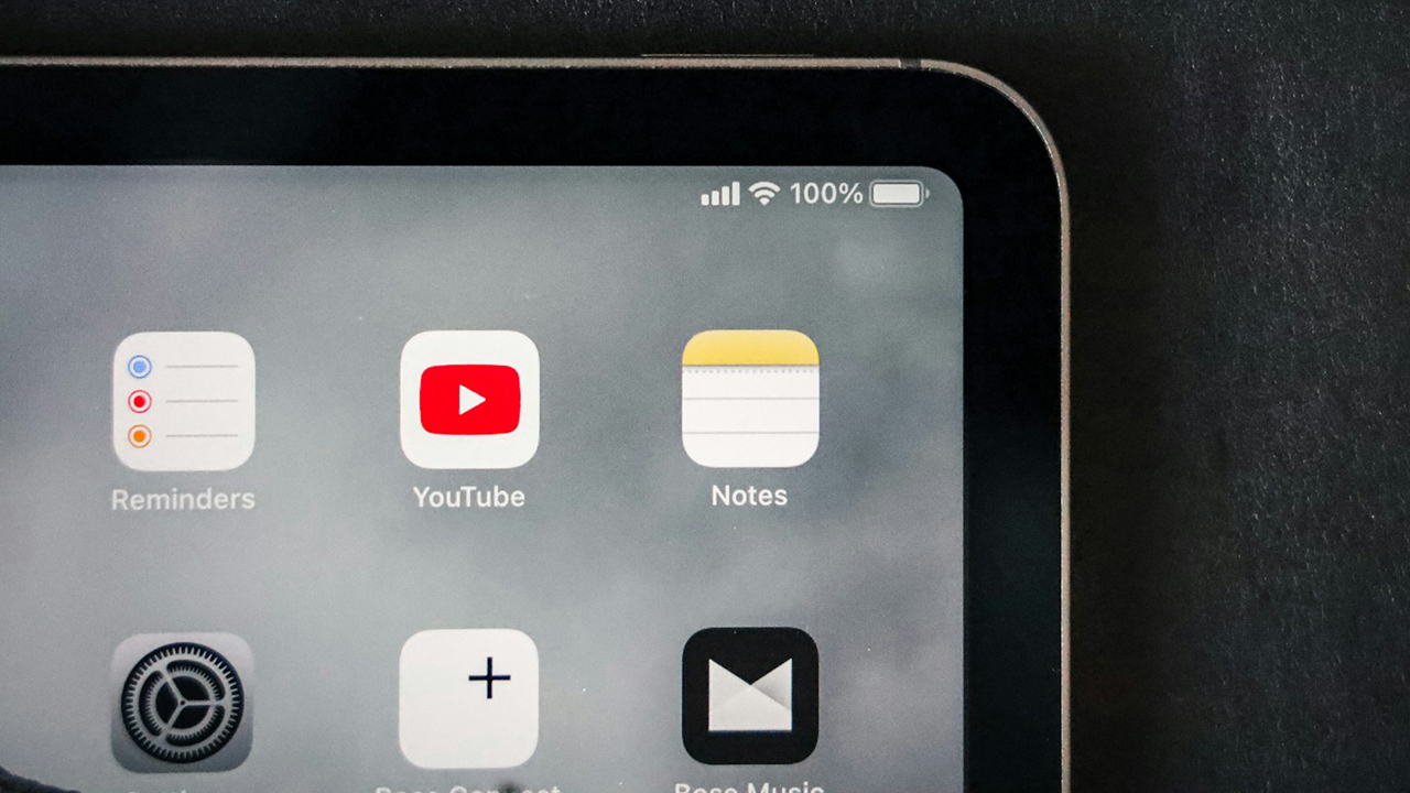 Ícone do app do YouTube na tela de um iPad