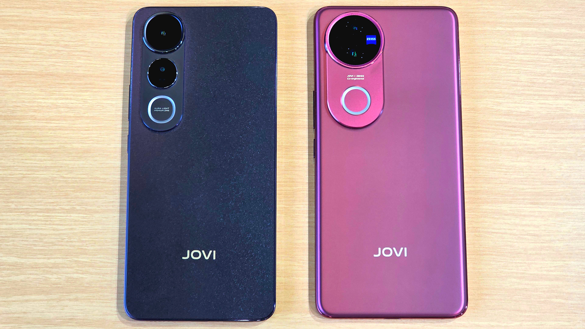 Jovi V50 Lite 5G na cor preta e V50 na cor vermelha em uma mesa de madeira