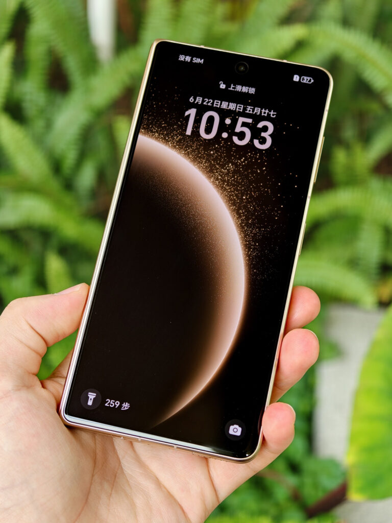 Foto do Honor Magic V5 fechado, com a tela externa à mostra