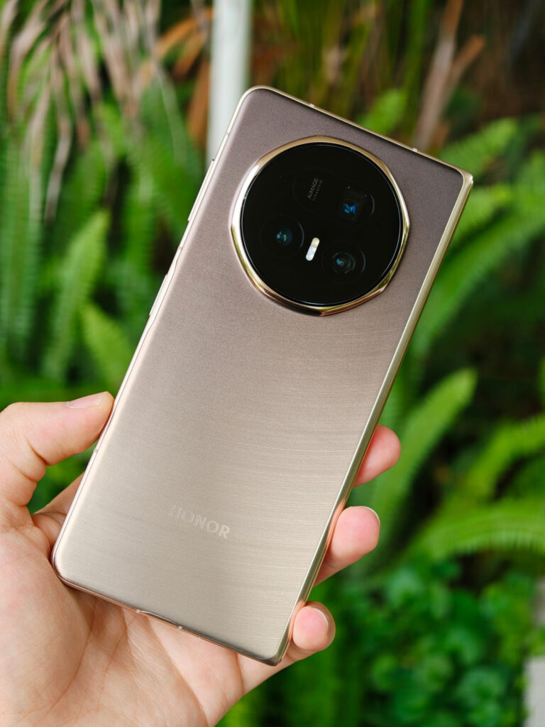 Honor Magic V5 fechado, com a traseira à mostra