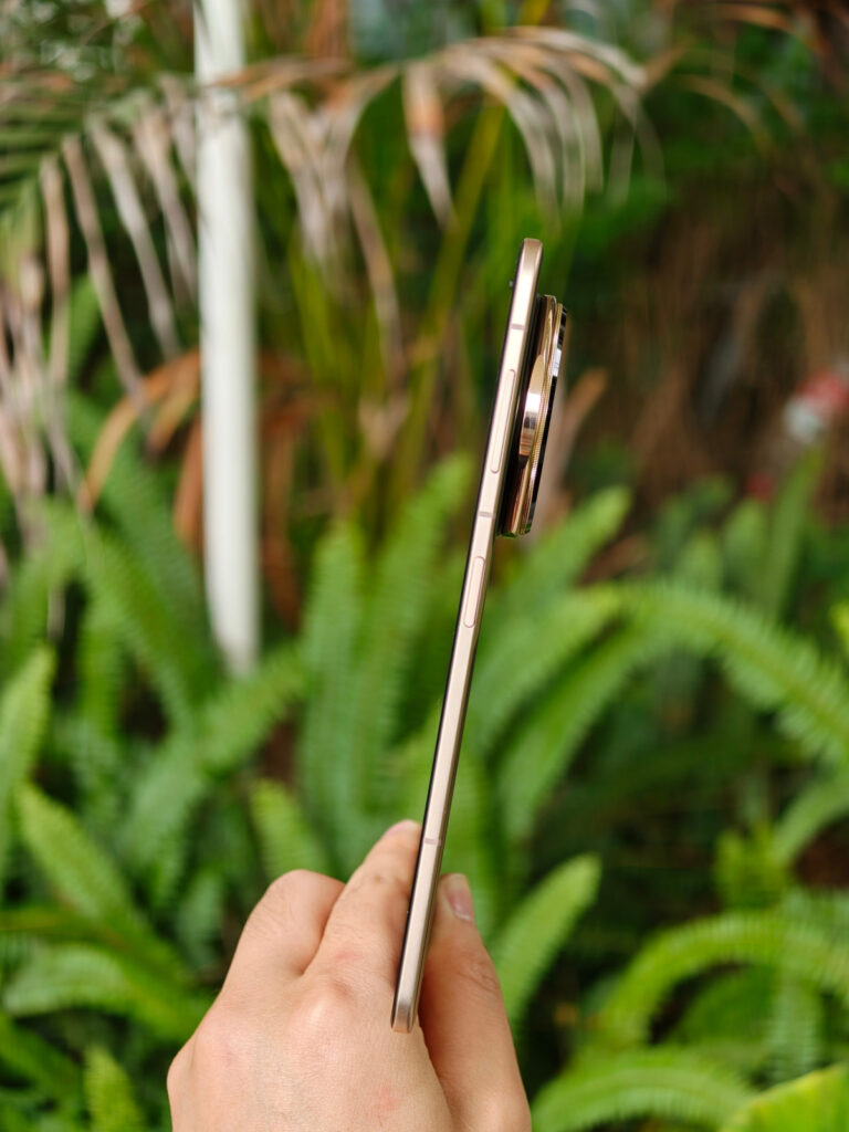 Honor Magic V5 aberto e visto de lado