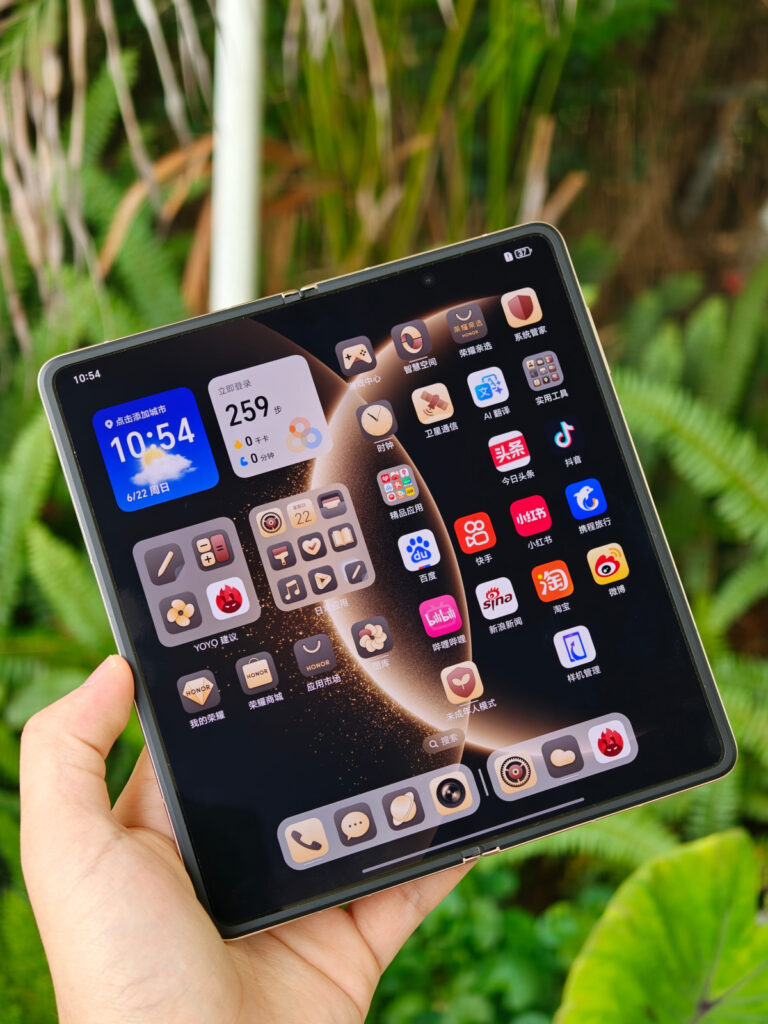 Honor Magic V5 aberto e com a tela interna à mostra