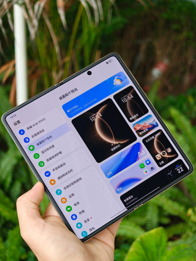 Honor Magic V5 aberto e com a tela interna à mostra