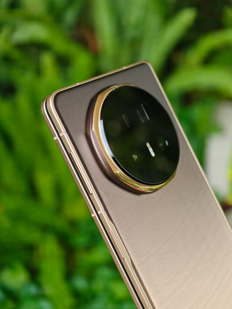 Honor Magic V5 fechado, com o módulo de câmeras no detalhe