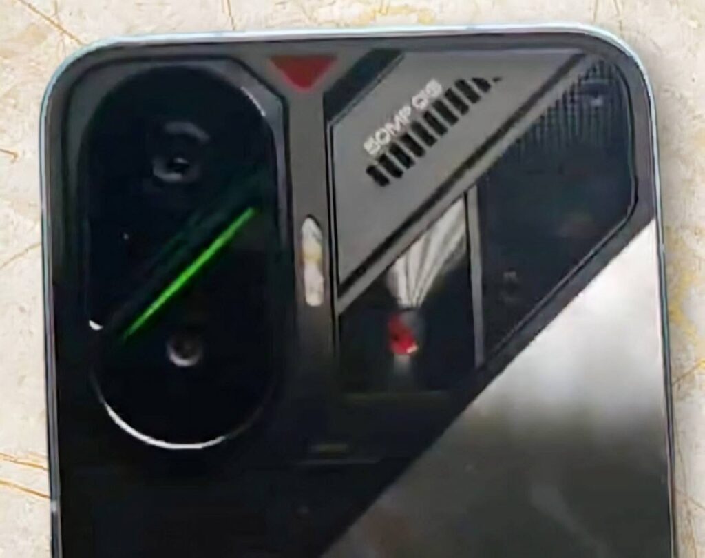 Suposta traseira do Poco F7 com aparência de celular gamer, com saída de ar na parte superior direita