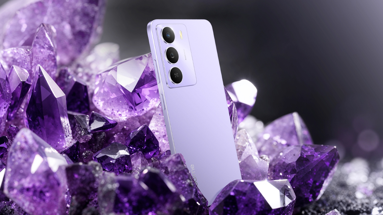 Realme C73 5G na cor roxo com cristais ao redor também na cor roxa