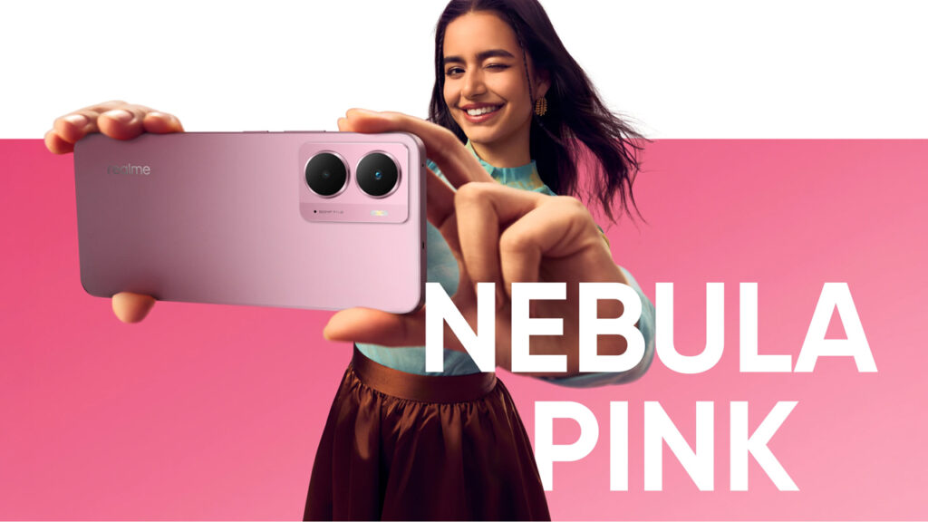 Realme P3 na cor rosa é usado por uma mulher para tirar fotos