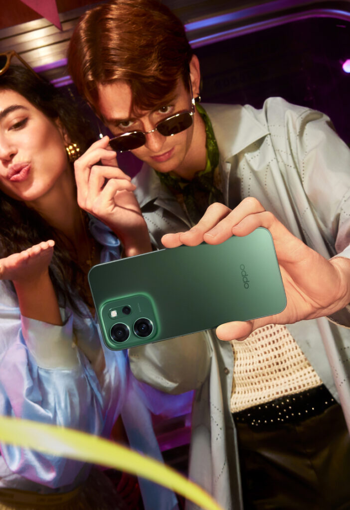 Oppo Reno 14F verde é usado por um casal para fazer selfie
