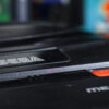 Foto de. um SEGA Mega Drive com foco no logo da empresa