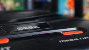 Foto de. um SEGA Mega Drive com foco no logo da empresa