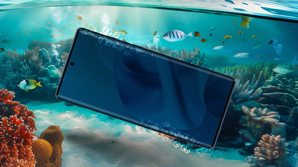 Um celular com a tela ligada submerso em água. Ele tem as laterais ligeiramente curvadas