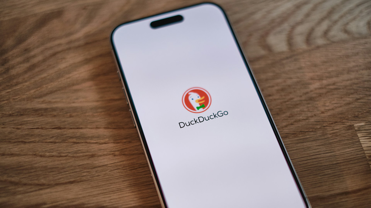 Tela de um iPhone com o logo do buscador DuckDuckGo na tela
