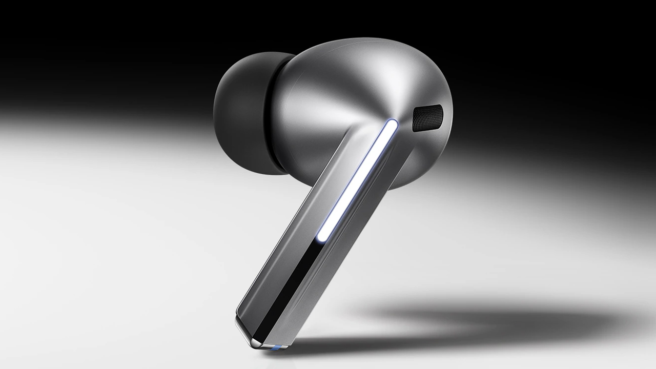 Um dos lados do Galaxy Buds 3 Pro, fone de ouvido com haste e ponteira de silicone