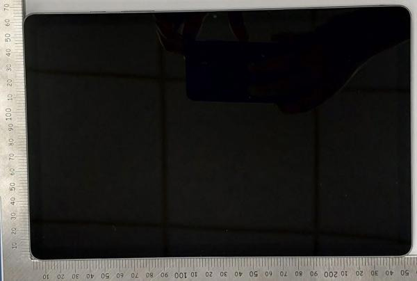 Foto real do Galaxy Tab S10 Lite mostra um tablet retangular com bordas arredondadas medido em réguas nos dois sentidos, com cerca de 166 mm de altura e 254 cm de largura