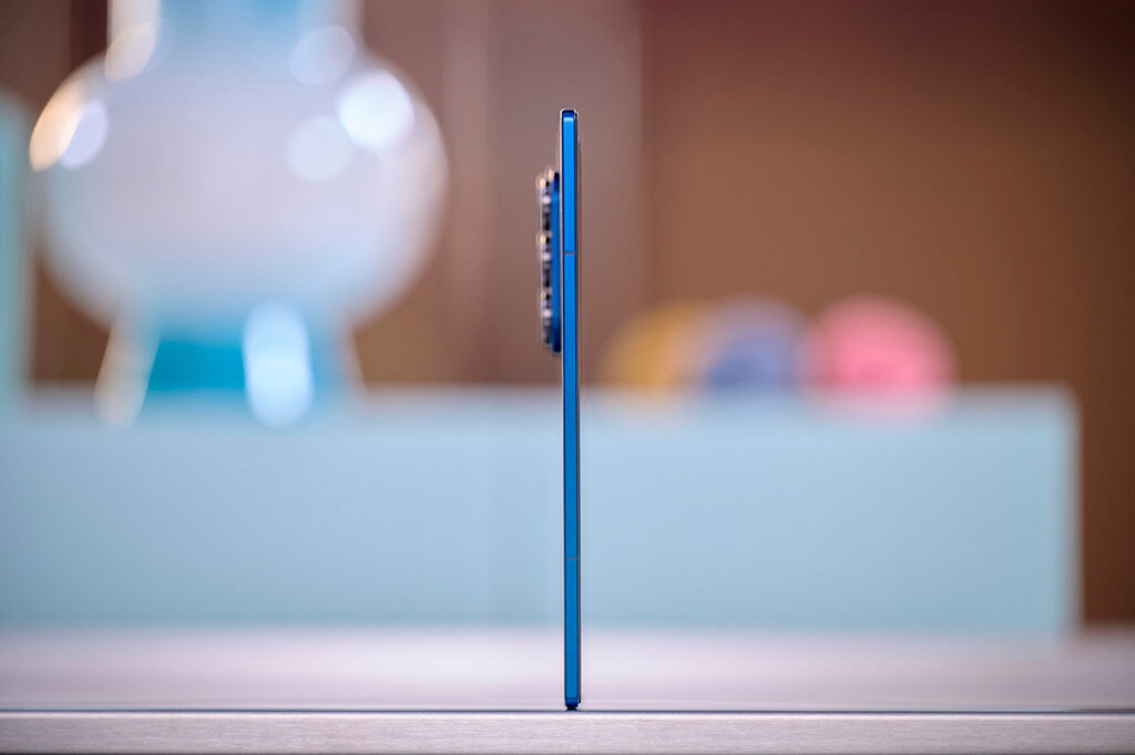 Galaxy Z Fold 7 aberto de lado, para dar noção de sua finura de apenas 4,2 mm