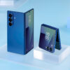 Galaxy Z Fold 7 e Z Flip 7, ambos na cor azul, em uma bancada de apresentação