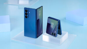Galaxy Z Fold 7 e Z Flip 7, ambos na cor azul, em uma bancada de apresentação