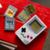 Um Game Boy construído a partir de blocos de LEGO, com cartuchos de Super Mario Land e The Legend of Zelda: Link's Awakening. Também há cartões com telas dos jogos