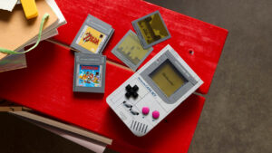 Um Game Boy construído a partir de blocos de LEGO, com cartuchos de Super Mario Land e The Legend of Zelda: Link's Awakening. Também há cartões com telas dos jogos