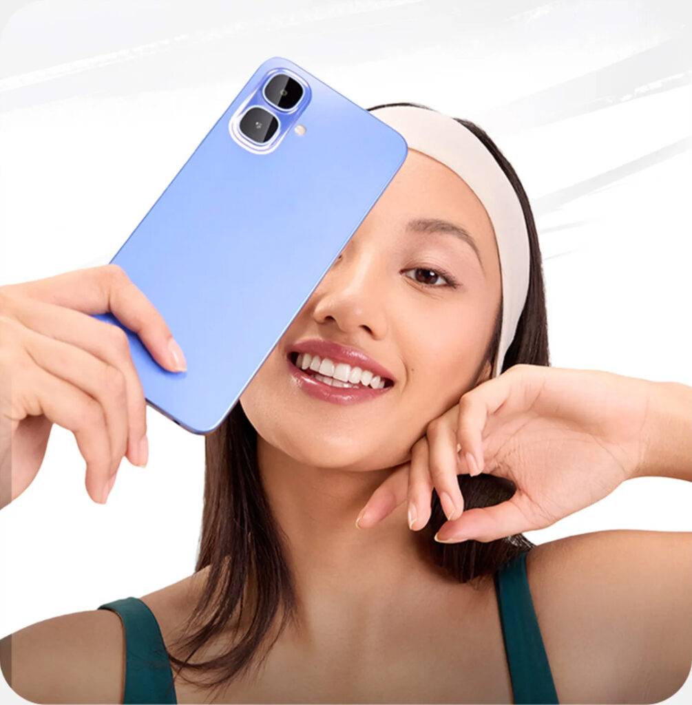 Infinix Smart 10 azul nas mãos de uma mulher