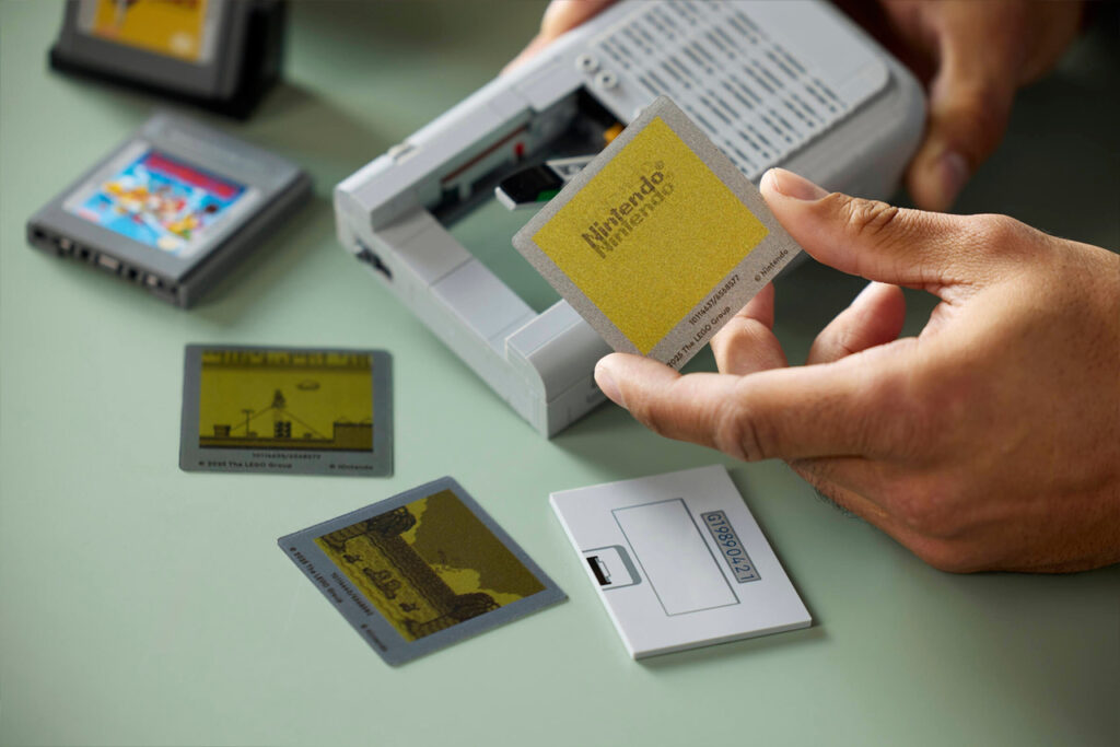 Cartões permitem trocar a imagem mostrada na tela da réplica de Game Boy de LEGO