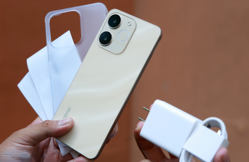 Realme Note 70 com acessórios: capa transparente, carregador e cabo