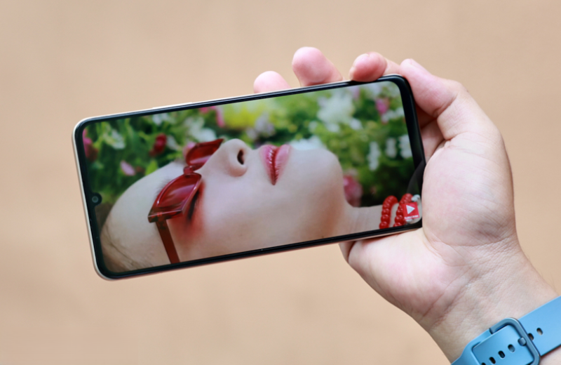 Realme Note 70 roda um vídeo