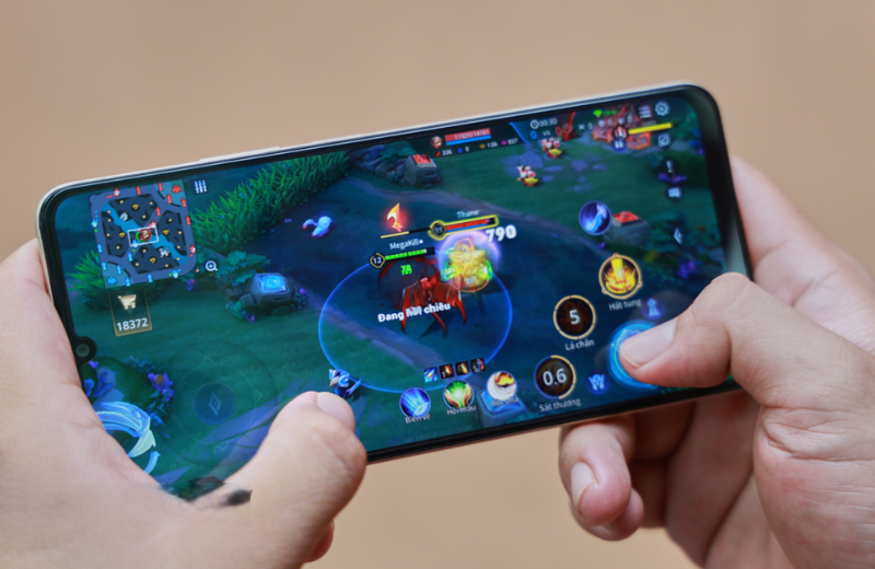 Uma pessoa joga no Realme Note 70