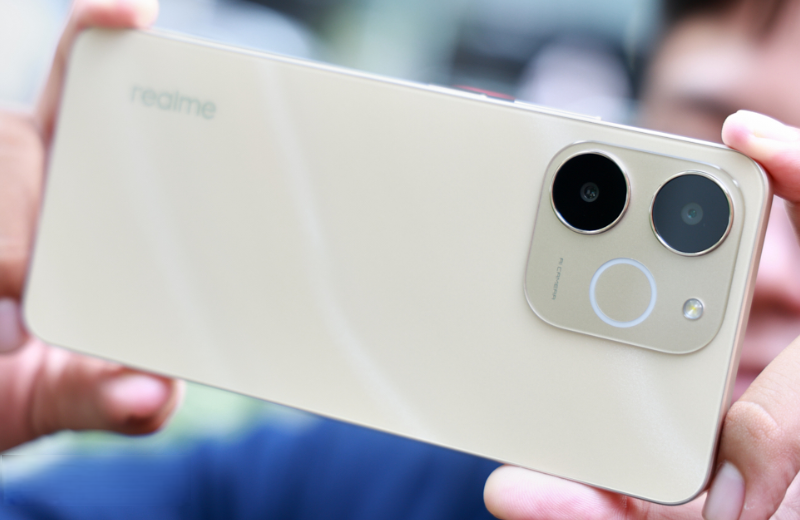 Uma pessoa tira foto com o Realme Note 70