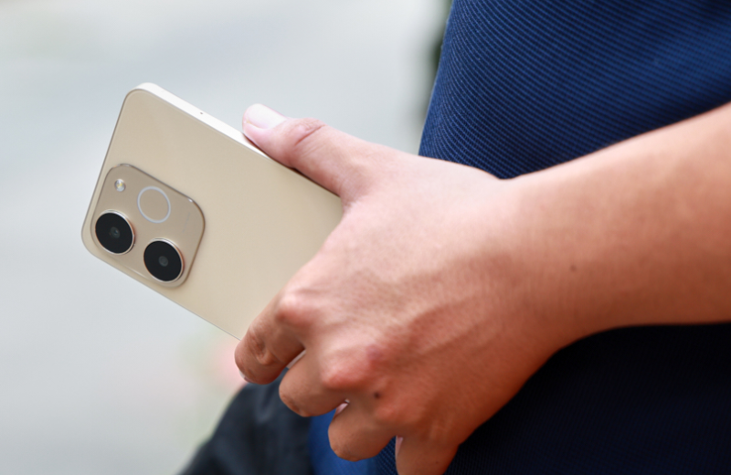 Realme Note 70 na mão de uma pessoa