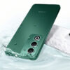 Oppo A5 5G nas cores verde e branco em volta de líquido, para mostrar sua resistência a água