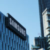Foto de um prédio com a logomarca da Samsung