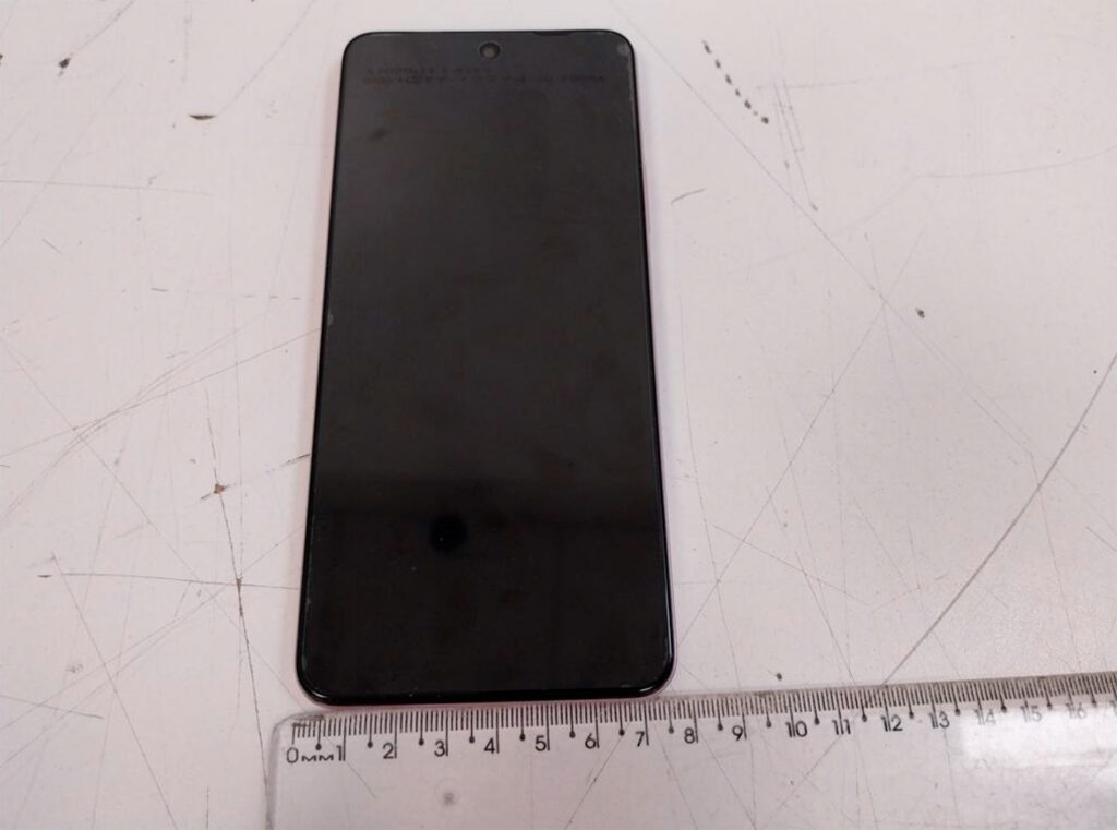 Régua medindo o Realme C71 lateralmente