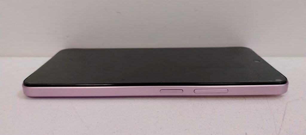 Lateral direita do Realme C71 com os botões de volume e energia