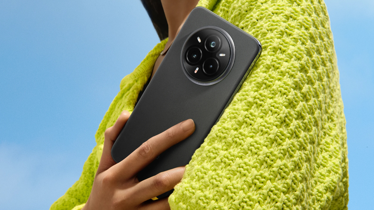 Realme 14 Pro Plus preto no braço de uma pessoa com uma blusa verde