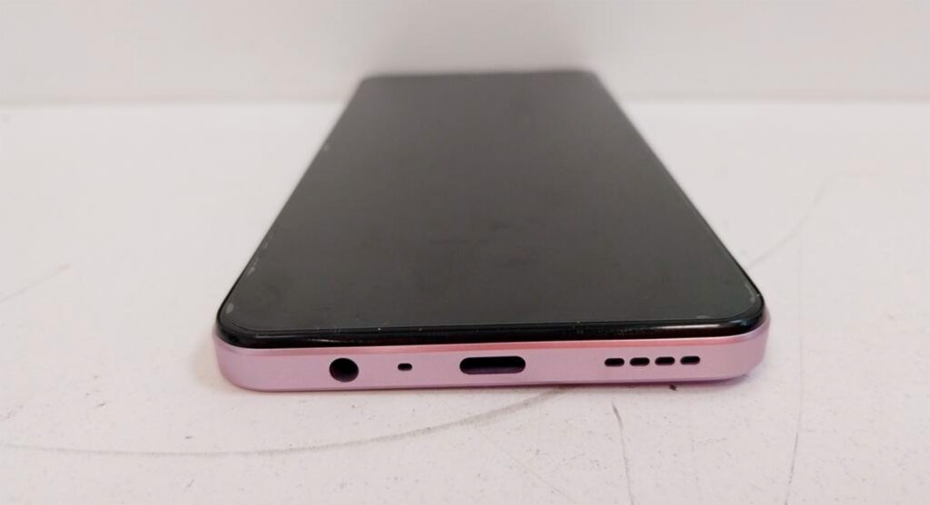 Parte inferior do Realme C71 com os conectores USB-C e P2