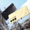 Realme C75 nas cores preto e dourado "cai" em um chão rochoso