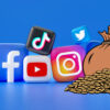 Cubos com ícones de redes sociais como Facebook, TikTok, Instagram e Twitter com um saco cheio e moedas ao lado. O saco e as moedas são desenhados