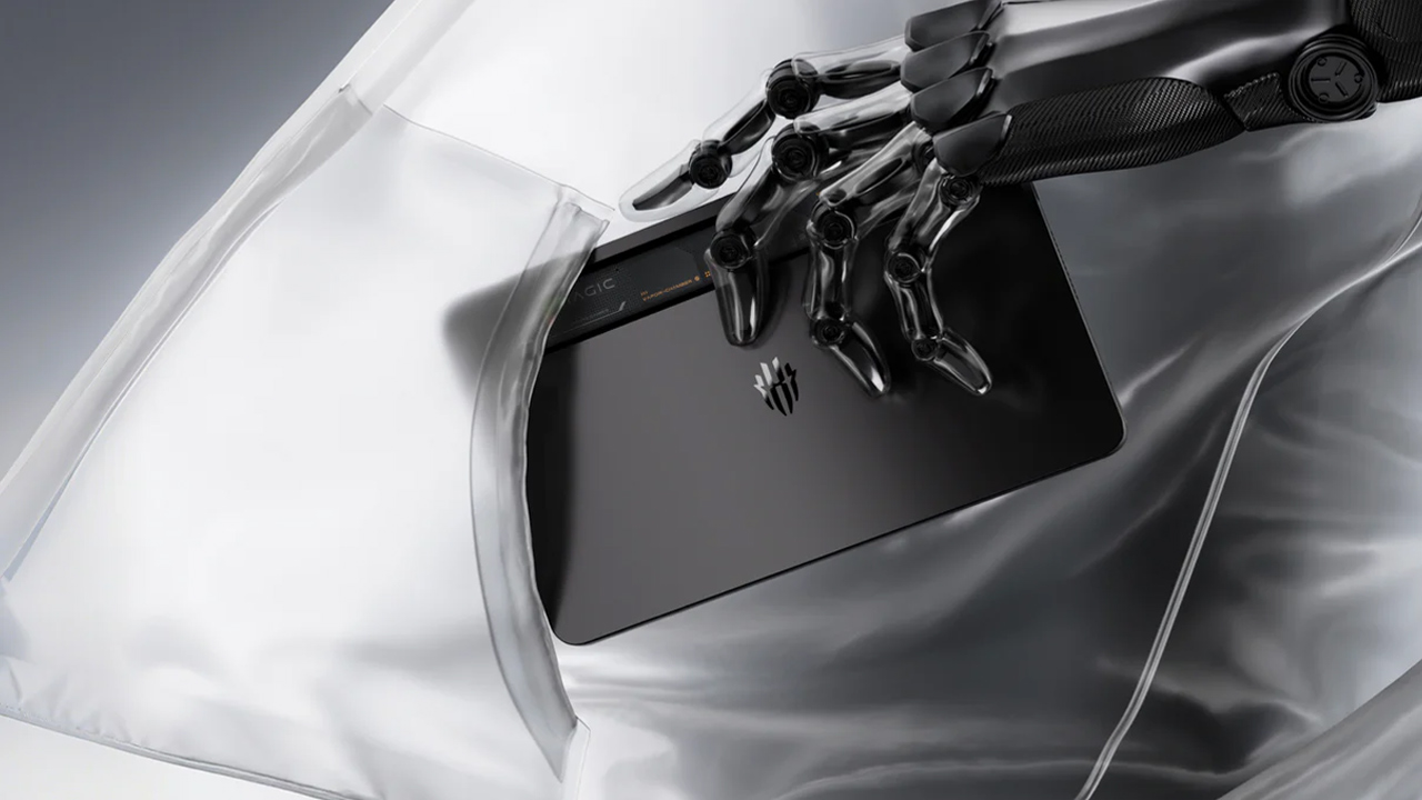 Tablet gamer Redmagic Astra é guardado em um tipo de saco plástico por uma mão ronbótica