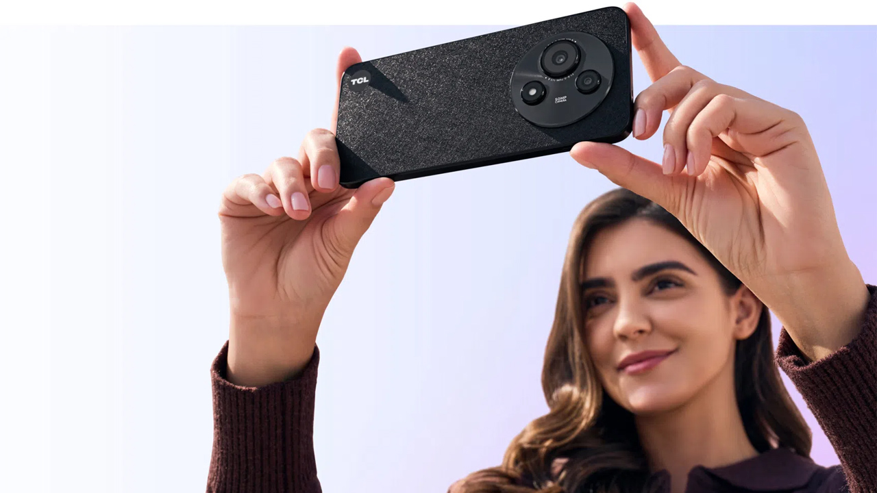 Uma mulher usa o TCL 60 SE para tirar foto