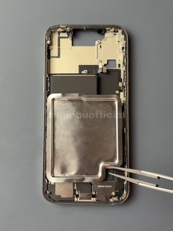 Bateria do iPhone 17 Pro na estrutura do celular