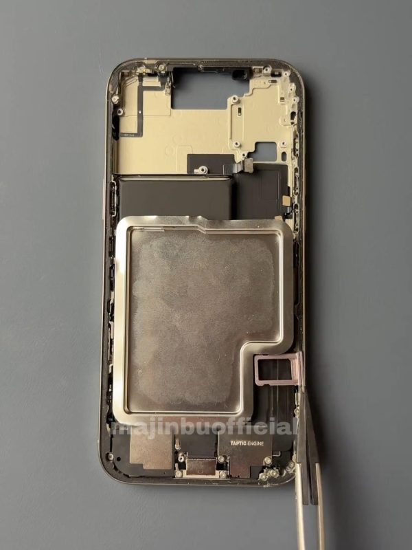 Bateria do iPhone 17 Pro na estrutura do celular no modelo chinês