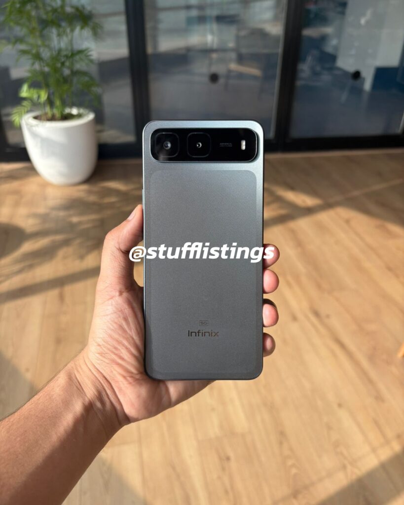 Hot 60i preto nas mãos de alguém