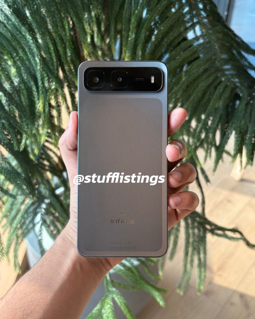 Hot 60i preto com plantas ao fundo