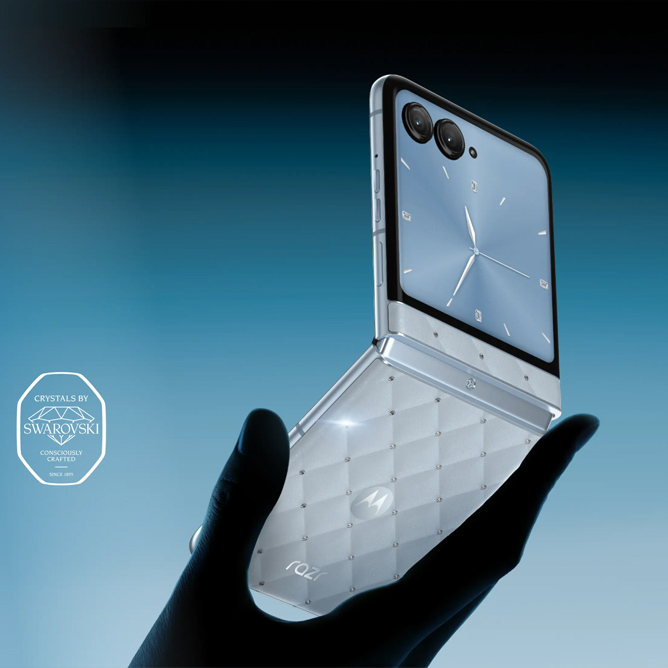 Motorola Razr 60 na cor Ice Melt com cristais incrustrados na parte traseira