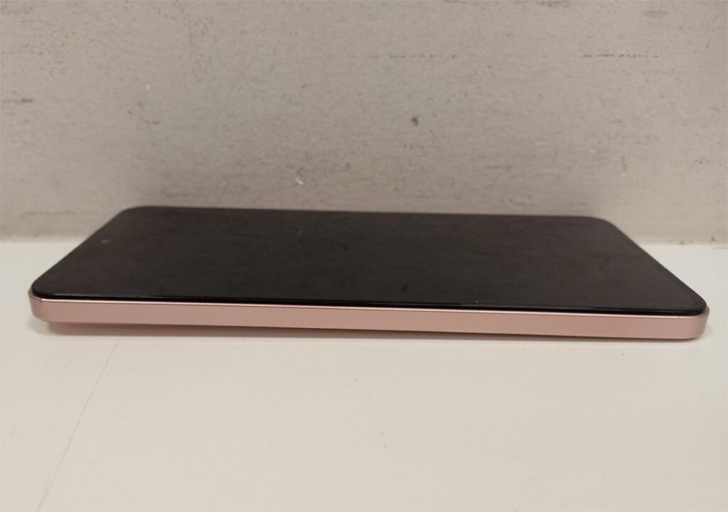 Lateral esquerda do Realme 15