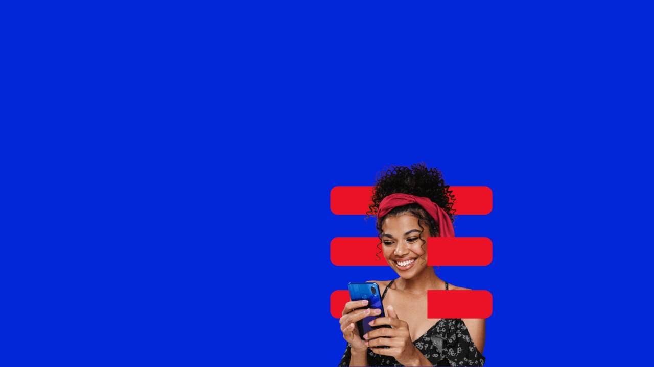 Uma mulher usa um celular no meio do logo da TIM