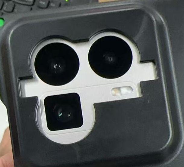 Suposta foto real do módulo de câmera do Realme GT 8 Pro
