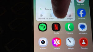 Uma pessoa está prestes a desinstalar o app Spotify de um celular