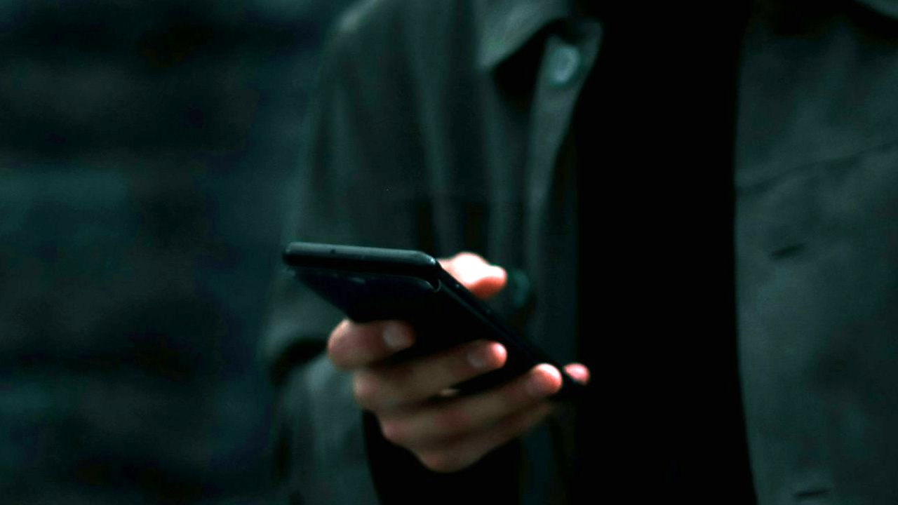 Uma pessoa segura olha para o celular